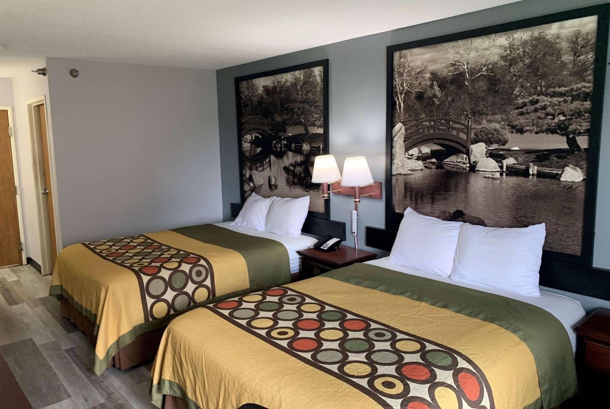 Super 8 By Wyndham Chenoa Hotel Bagian luar foto