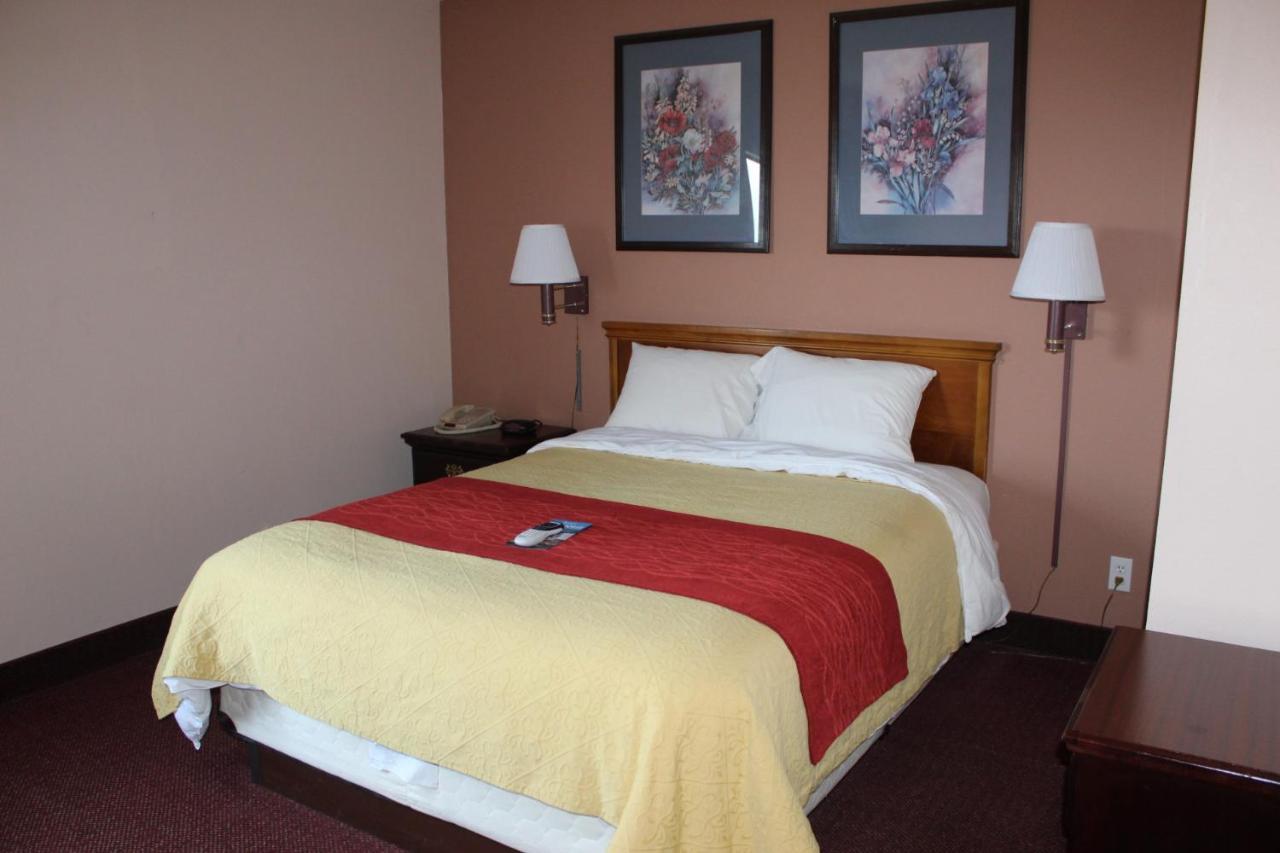Super 8 By Wyndham Chenoa Hotel Bagian luar foto