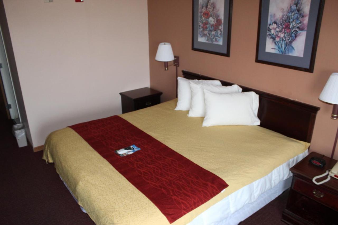 Super 8 By Wyndham Chenoa Hotel Bagian luar foto
